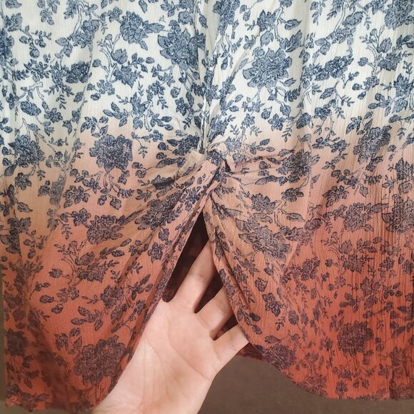 GIMMICKS BY BKE Womens Blouse SZ M Floral Ombre Open Back Pockets Blue - Picture 9 of 11